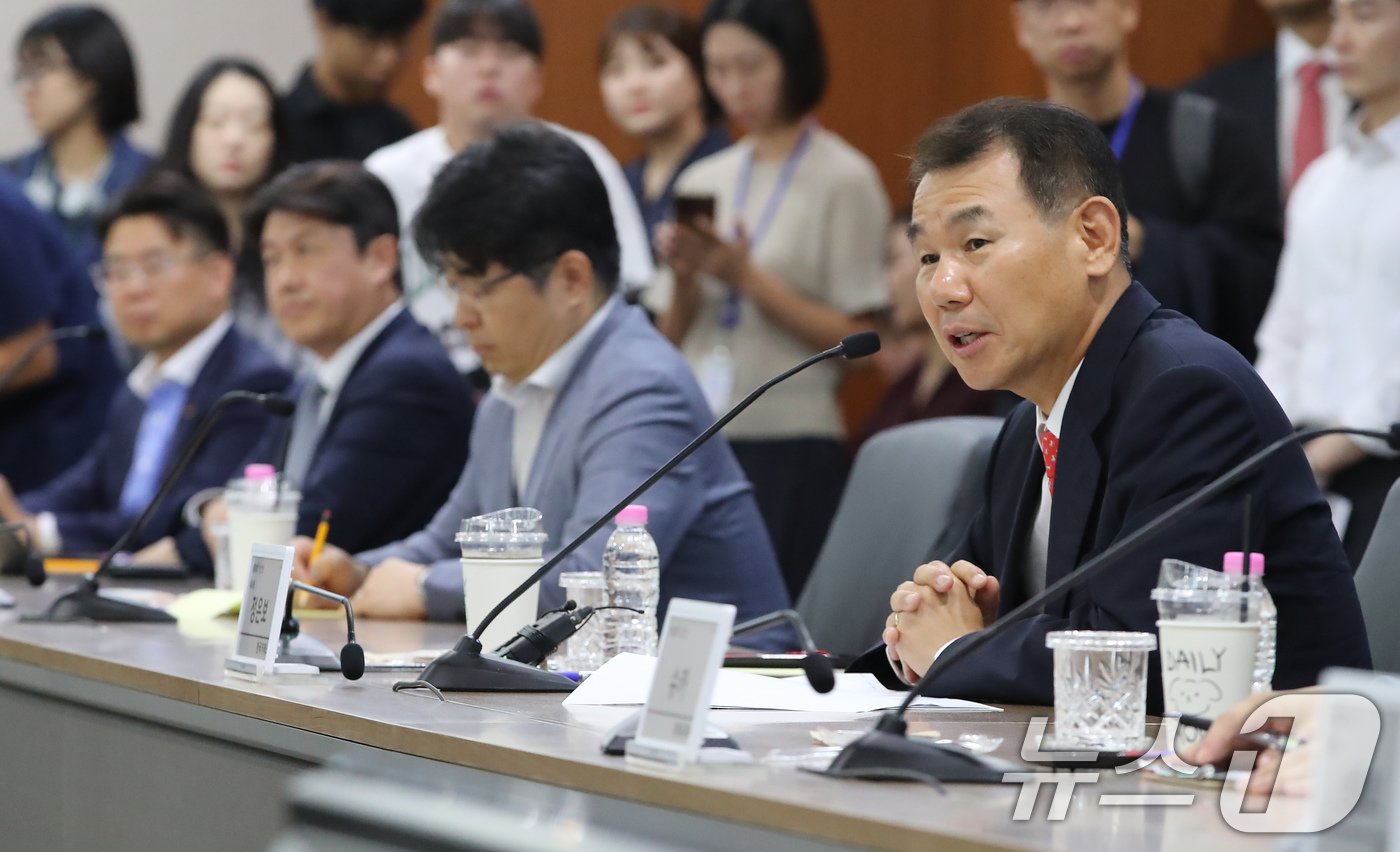 정은보 한국거래소 이사장이 27일 서울 여의도 한국거래소에서 한동훈 국민의힘 대표와 가진 ‘국내 자본시장과 개인 투자자 보호를 위한 금융투자소득세 폐지 자본시장 관계자와의 현장 간담회’에서 모두발언을 하고 있다. 2024.8.27/뉴스1 ⓒ News1 박세연 기자