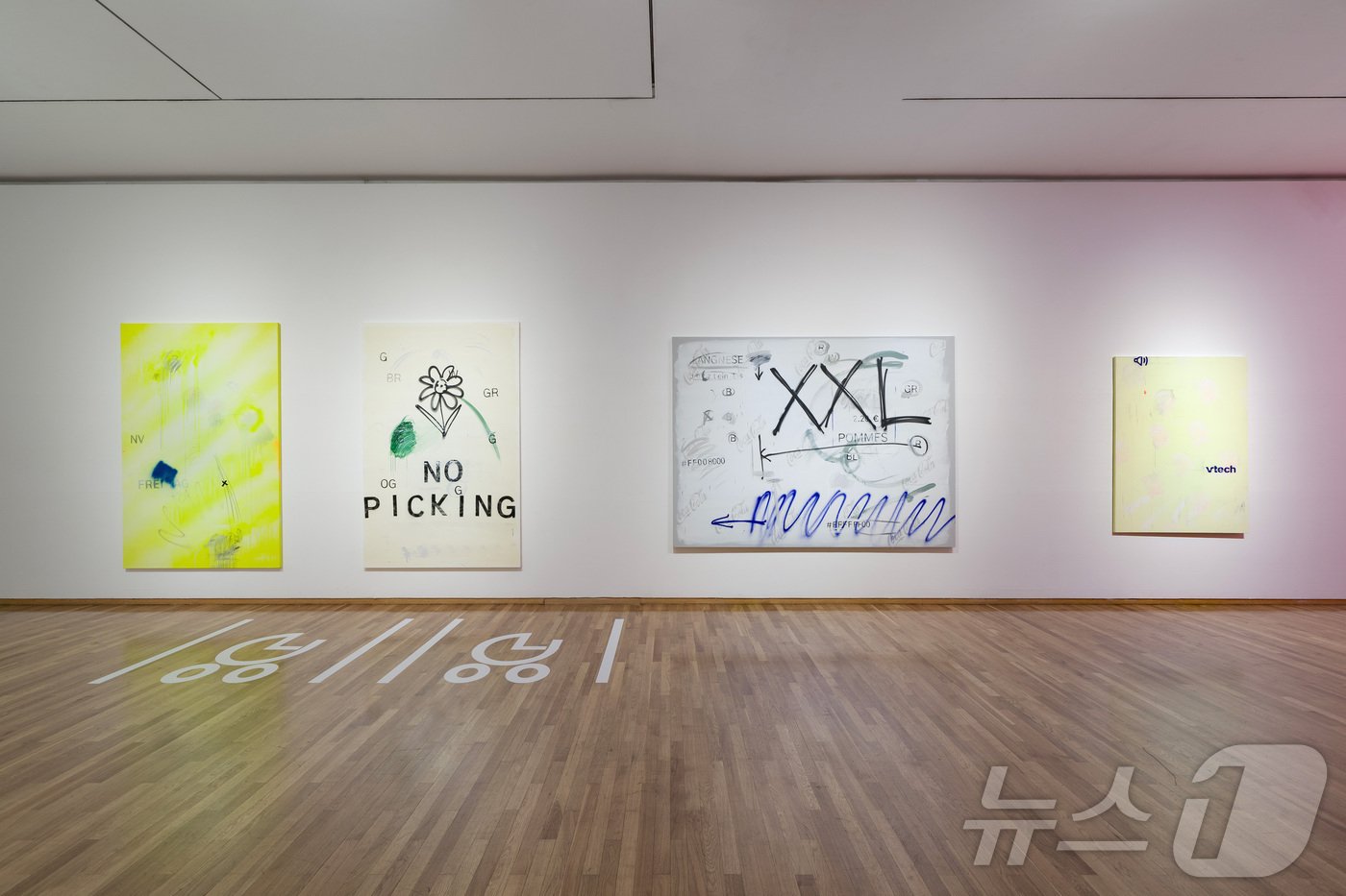 본문 이미지 - 권혜경 &#39;지금의 화면&#39; 전시 전경. 금호미술관 제공.