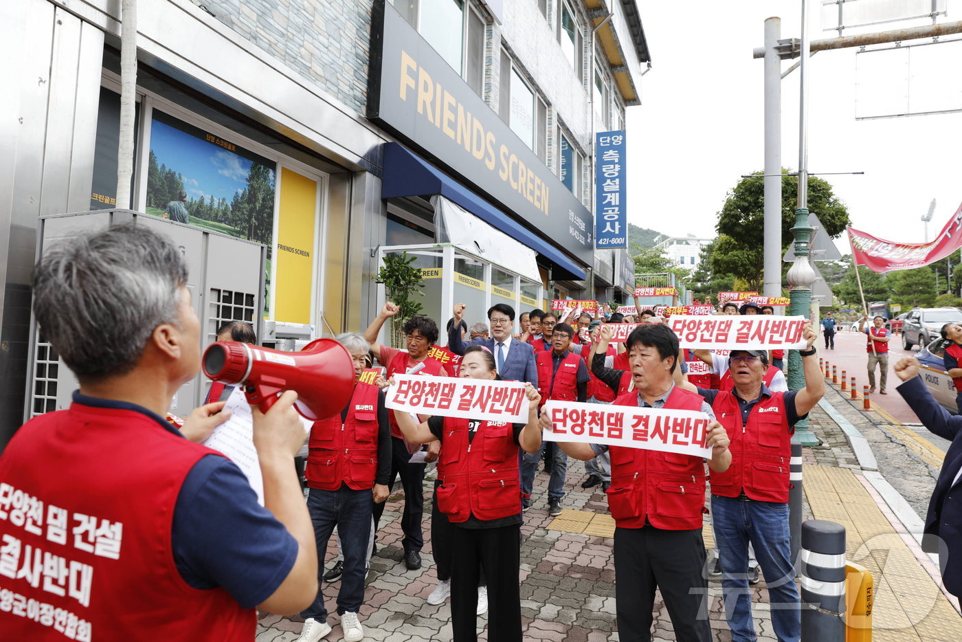 본문 이미지 - 단양군이장협의회 거리행진.2024.8..27/뉴스1