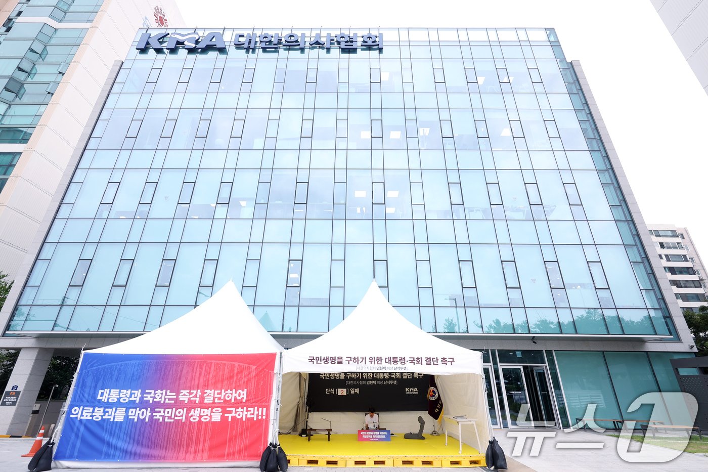 본문 이미지 - 임현택 대한의사협회장이 27일 오전 서울 용산구 대한의사협회 앞에서 의료 대란 관련 대통령과 국회의 결단을 촉구하는 단식투쟁을 이어가고 있다. 2024.8.27/뉴스1 ⓒ News1 박정호 기자