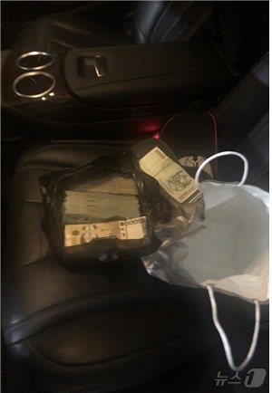 본문 이미지 - 웹소설·웹툰 불법유통 사이트 '아지툰' 운영자의 범죄 수익. 문체부 제공.