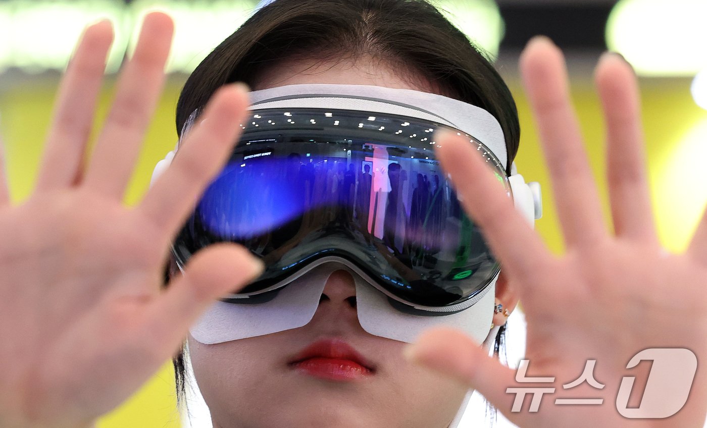 본문 이미지 - 27일 오전 서울 중구 동대문디자인플라자(DDP)에서 열린 '코리아 핀테크 위크 2024'에서 네이버페이 관계자가 부동산 VR 투어 서비스 시연을 선보이고 있다. 2024/8.27/뉴스1 ⓒ News1 이동해 기자