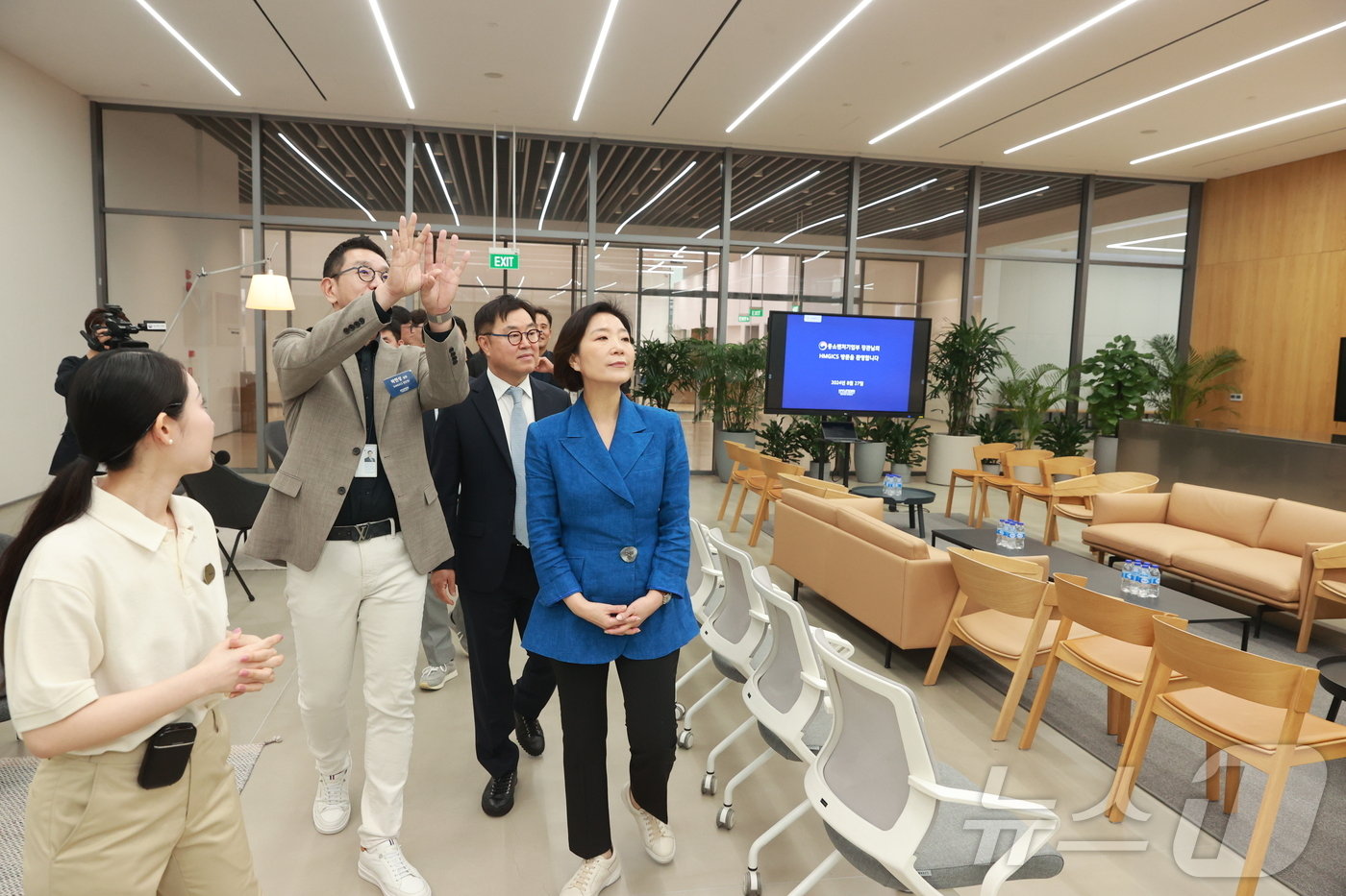 본문 이미지 - 오 장관은 27일 싱가포르에 위치한 현대자동차그룹 글로벌 혁신센터(HMGICS)에 방문했다. (중기부 제공)