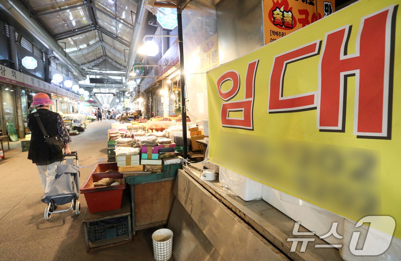 본문 이미지 - 서울시내의 한 전통시장 내 상점에 임대 안내문이 게시돼 있다. /뉴스1 ⓒ News1 이승배 기자