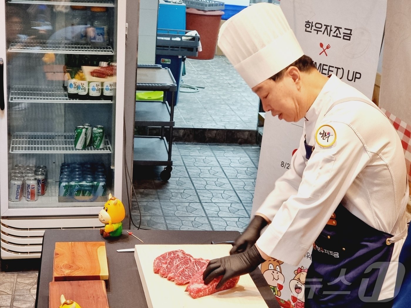 27일 서울 영등포 인근 한우 식당에서 한우자조금관리위원회가 주최한 한우 시식회가 진행됐다. 윤원석 셰프가 한우 커팅 시연을 보이고 있다. ⓒ News1 이형진 기자