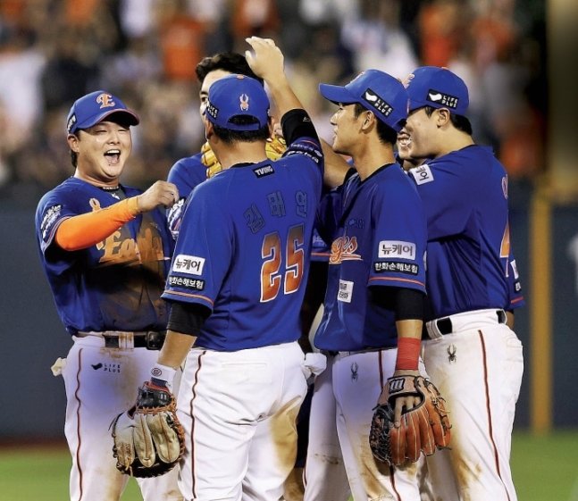 본문 이미지 - 푸른색 유니폼을 입은 한화. (한화 이글스 제공)