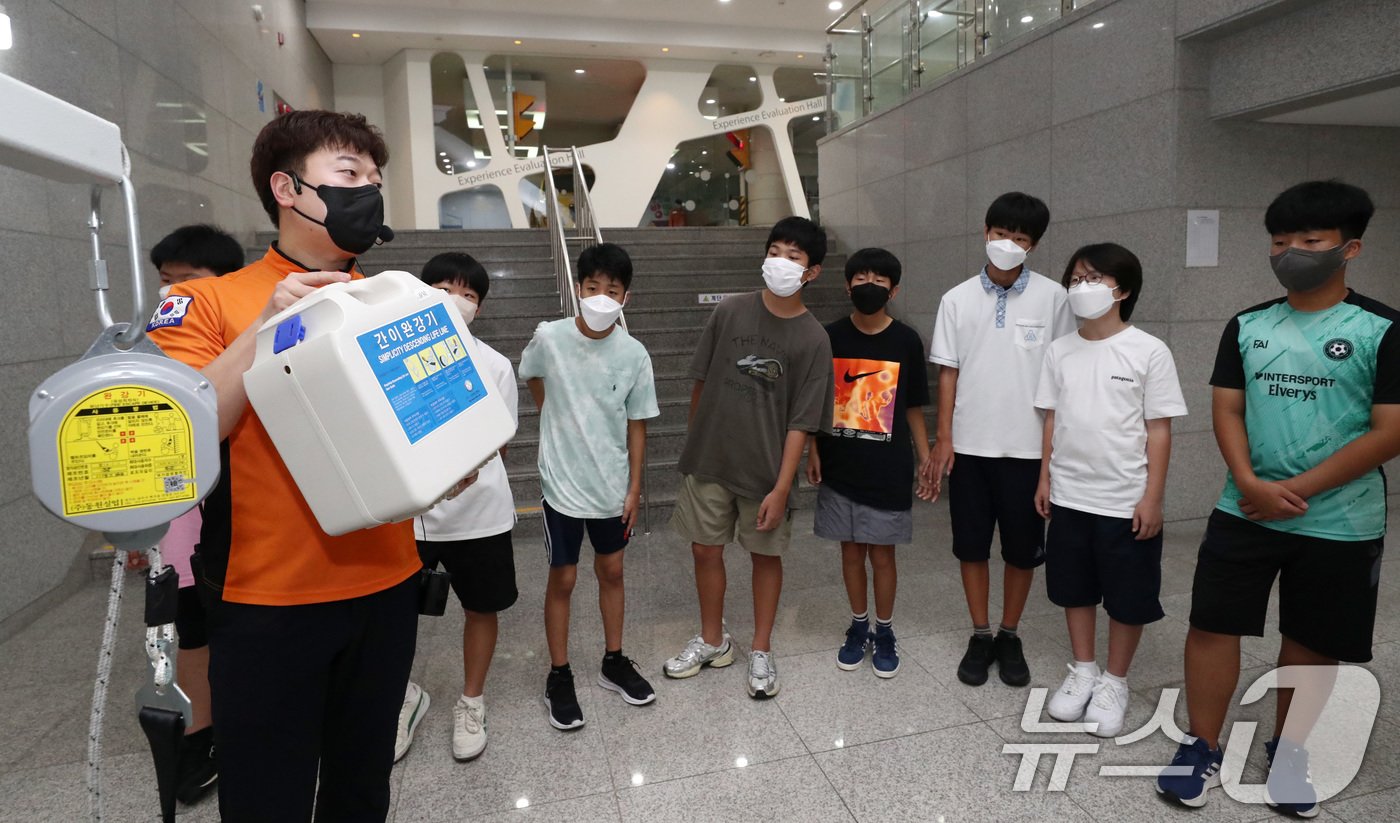 본문 이미지 - 배문중학교 학생들이 27일 서울 동작구 보라매안전체험관에서 완강기 사용방법을 배우고 있다. 2024.8.27/뉴스1 ⓒ News1 박세연 기자