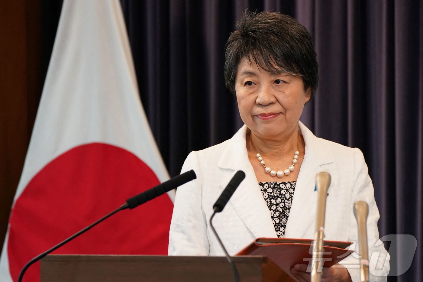 본문 이미지 - 일본 자민당 총재선거 출마를 계획중인 가미카와 요코 외무상이 27일 외무성에서 정례 뉴스 브리핑을 진행하고 있다. 현지 보도에 따르면 가마카와 외무상은 일본 최초의 여성 총리직을 노리는 여성 후보군 3명중 한 명이다. 2024.08.27 ⓒ AFP=뉴스1 ⓒ News1 정지윤기자