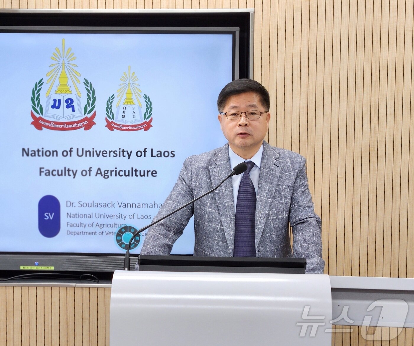 본문 이미지 - 27일 건국대 부속 동물병원 세미나실에서 열린 라오스 국립대와의 국제 심포지엄에서 최양규 건국대 수의대 학장이 환영사를 전하고 있다. ⓒ 뉴스1 한송아 기자