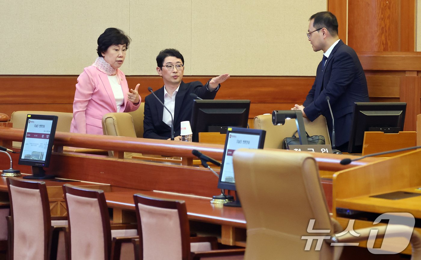 국민의힘 주진우, 조배숙 의원이 27일 오후 서울 종로구 헌법재판소 대심판정에서 &#39;윤석열 대통령 탄핵 요청 청원에 대한 청문회 개최&#39; 의결에 반발해 국민의힘이 제기한 권한쟁의심판 첫 변론에 참석해 대화를 나누고 있다. 2024.8.27/뉴스1 ⓒ News1 이동해 기자