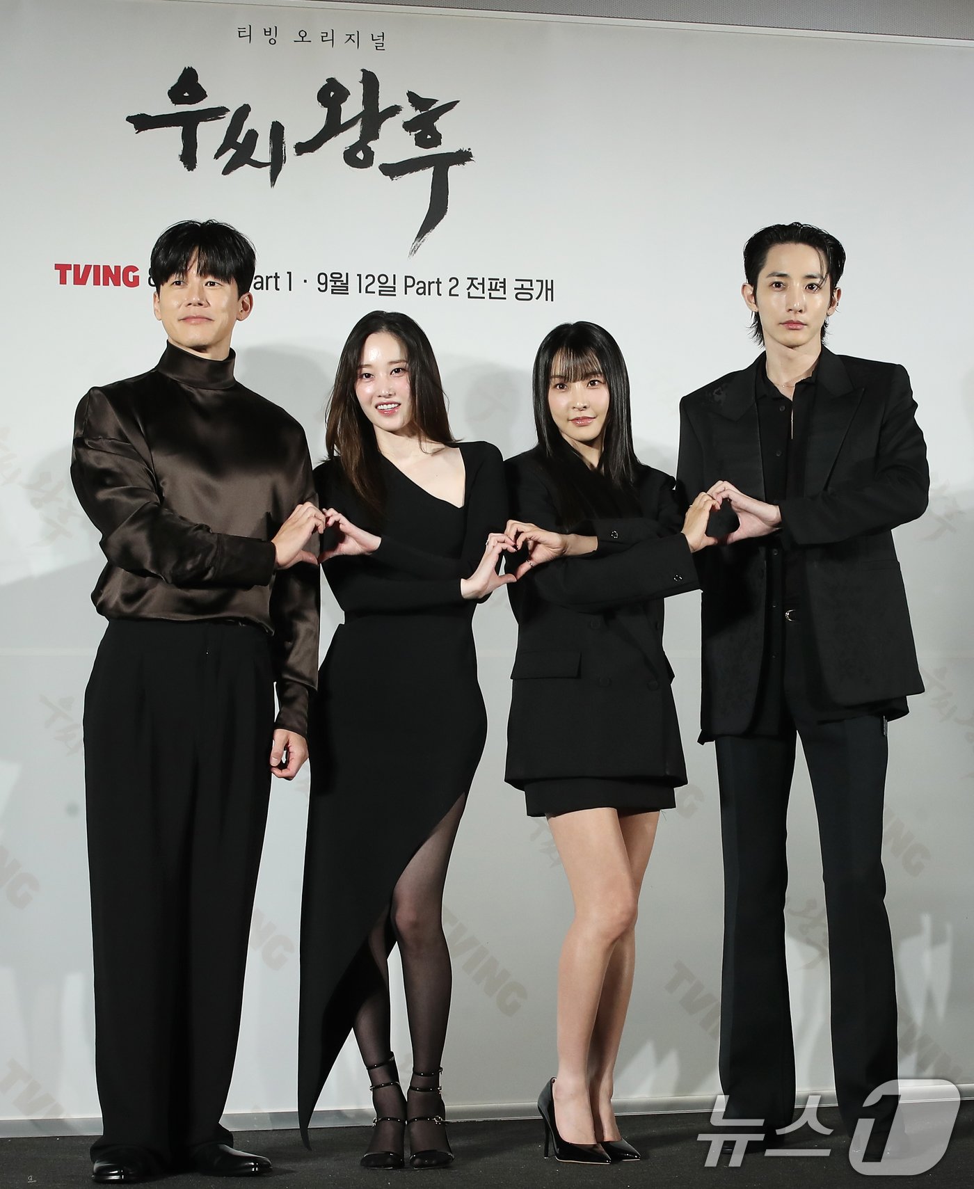 본문 이미지 - 배우 김무열(왼쪽부터)과 전종서, 정유미, 이수혁이 27일 서울 용산구 CGV용산아이파크몰에서 열린 티빙 오리지널 시리즈 '우씨왕후' 제작발표회에서 포즈를 취하고 있다. '우씨왕후'는 갑작스러운 왕의 죽음으로 왕위를 노리는 왕자들과 권력을 잡으려는 다섯 부족의 표적이 된 우씨왕후가 24시간 안에 새로운 왕을 세우기 위해 고군분투하는 추격 액션 사극이다. 2024.8.27/뉴스1 ⓒ News1 권현진 기자