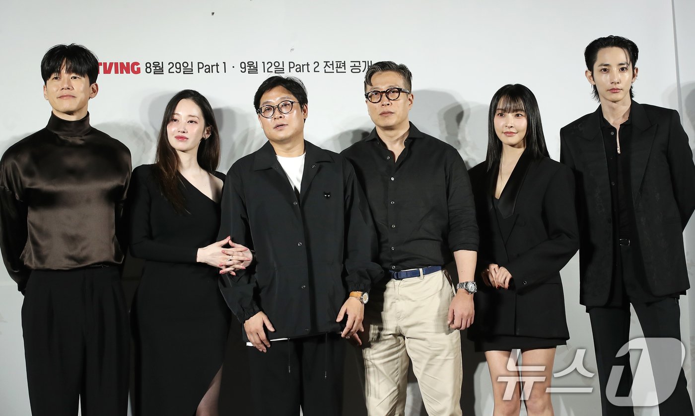 본문 이미지 - 배우 김무열(왼쪽부터)과 전종서, 정세교 감독, 이병학 작가, 정유미, 이수혁이 27일 서울 용산구 CGV용산아이파크몰에서 열린 티빙 오리지널 시리즈 '우씨왕후' 제작발표회에서 포즈를 취하고 있다. '우씨왕후'는 갑작스러운 왕의 죽음으로 왕위를 노리는 왕자들과 권력을 잡으려는 다섯 부족의 표적이 된 우씨왕후가 24시간 안에 새로운 왕을 세우기 위해 고군분투하는 추격 액션 사극이다. 2024.8.27/뉴스1 ⓒ News1 권현진 기자