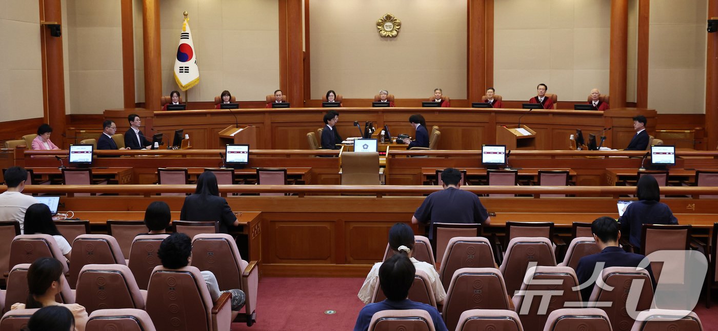 본문 이미지 - 이종석 헌법재판소장을 비롯한 헌법재판관들이 27일 오후 서울 종로구 헌법재판소 대심판정에서 '윤석열 대통령 탄핵 요청 청원에 대한 청문회 개최' 의결에 반발해 국민의힘이 제기한 권한쟁의심판 첫 변론에 자리해 있다. 2024.8.27/뉴스1 ⓒ News1 이동해 기자