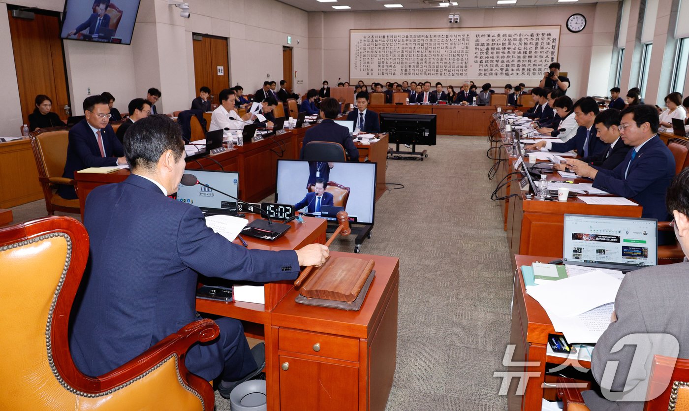 27일 오후 서울 여의도 국회에서 열린 법제사법위원회 3차 전체회의에서 정청래 위원장이 양육 의무를 저버린 부모의 상속권을 배제하는 &#39;구하라법&#39;&#40;민법 개정안&#41;이 통과되자 의사봉을 두드리고 있다. 2024.8.27/뉴스1 ⓒ News1 안은나 기자