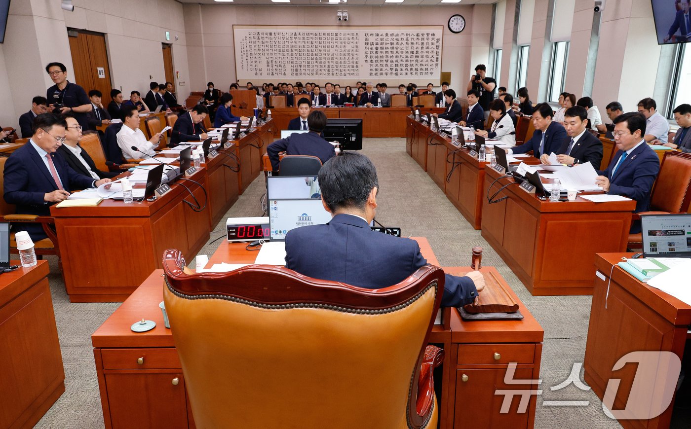 본문 이미지 - 27일 오후 서울 여의도 국회에서 열린 법제사법위원회 3차 전체회의에서 정청래 위원장이 의사봉을 두드리고 있다. 이날 양육 의무를 저버린 부모의 상속권을 배제하는 '구하라법'(민법 개정안)이 통과됐다. 2024.8.27/뉴스1 ⓒ News1 안은나 기자