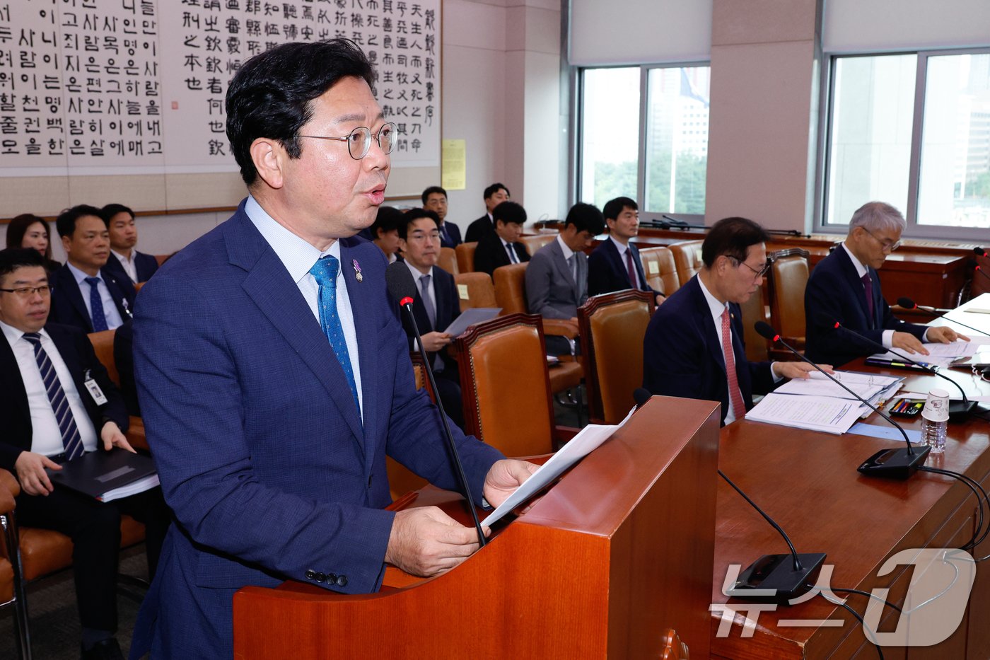 김승원 국회 법제사법위원회 법안심사 제1소위원장이 27일 오후 서울 여의도 국회에서 열린 법제사법위원회 3차 전체회의에서 양육 의무를 저버린 부모의 상속권을 배제하는 &#39;구하라법&#39;&#40;민법 개정안&#41; 등 9건의 법률안에 대한 심사결과를 보고하고 있다. 2024.8.27/뉴스1 ⓒ News1 안은나 기자