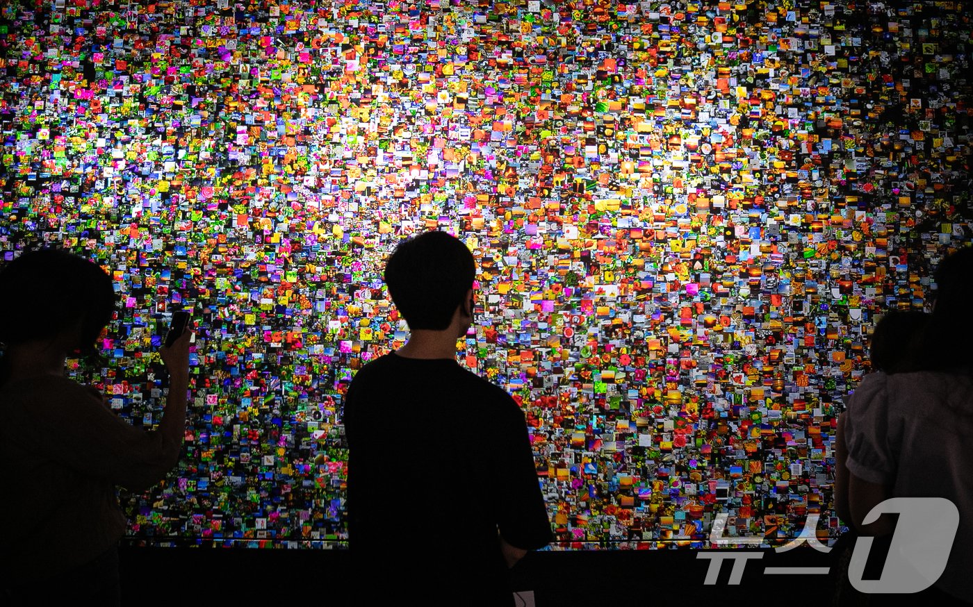 본문 이미지 - 27일 오후 서울 종로구 푸투라 서울에서 열린 미디어 아티스트 레픽 아나돌의 대지의 메아리: 살아있는 아카이브 기자간담회에서 참석자들이 작품을 관람하고 있다. 이번에 개관한 푸투라 서울에서는 개관 전시로 세계적인 미디어 아티스트 레픽 아나돌의 최대 규모 개인전이 오는 12월 8일까지 열린다. 2024.8.27/뉴스1 ⓒ News1 이승배 기자