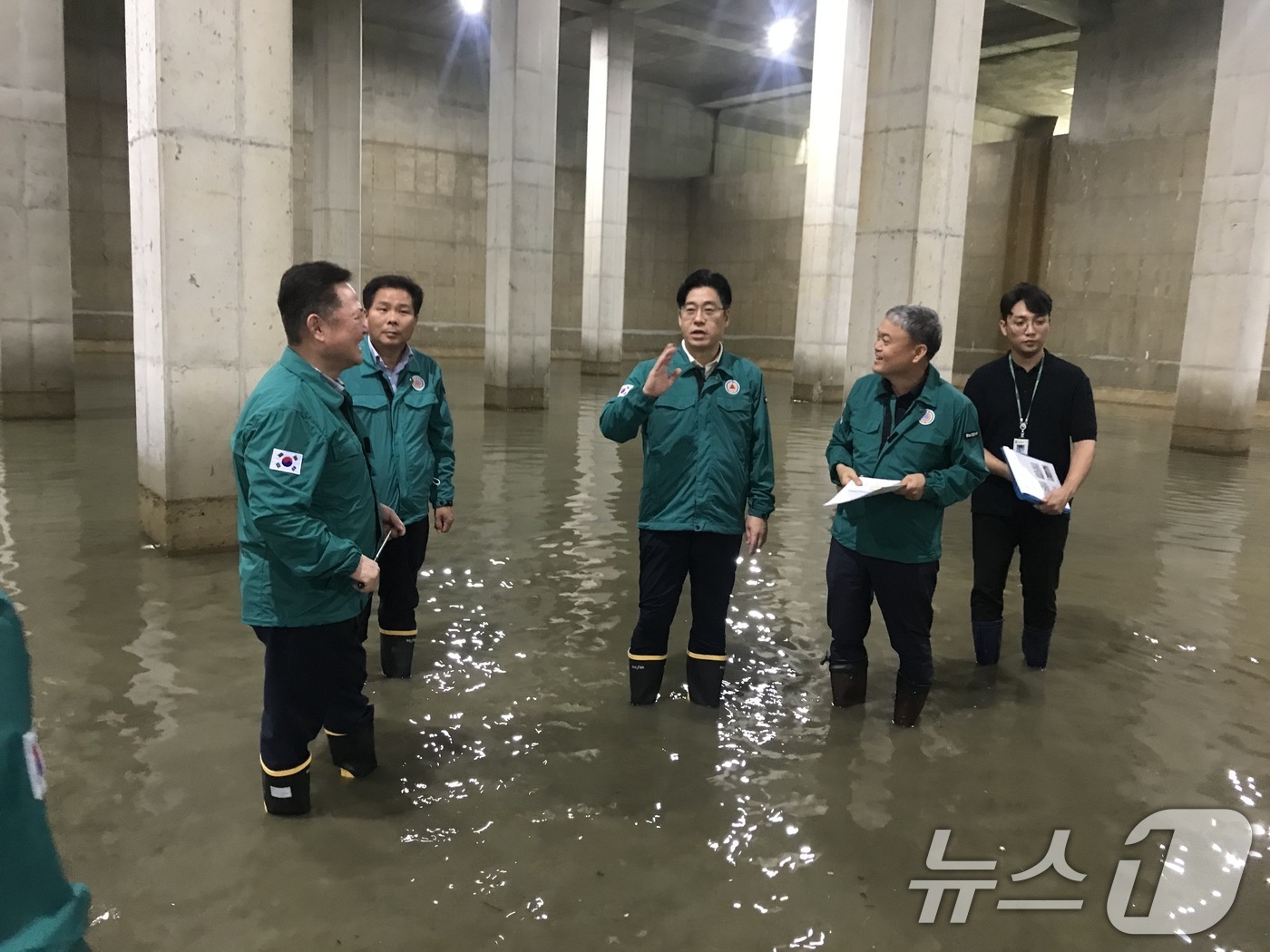 (서울=뉴스1) = 오병권 행정안전부 자연재난실장이 27일 오전 충남 천안시 우수저류시설(불당지구)를 방문, 태풍 등 집중호우 대비 우수저류시설 현장점검을 하고 있다.  (행정안전 …