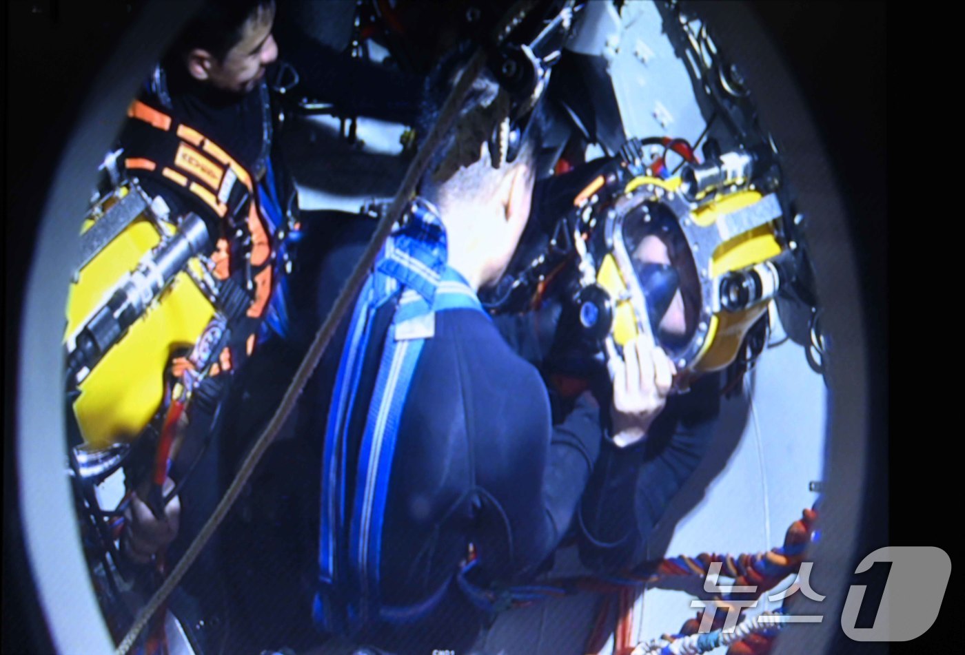 (서울=뉴스1) = 27일 해군 해난구조전대 종합구조훈련에 참가한 심해잠수사들이 포화잠수용 인원 이송 캡슐에서 포화잠수 준비를 하고 있다. (해군 제공) 2024.8.27/뉴스1