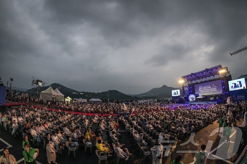본문 이미지 - 청풍호반 특설무대에서 열렸던 제천국제음악영화제 개막식.2024.8.28/뉴스1