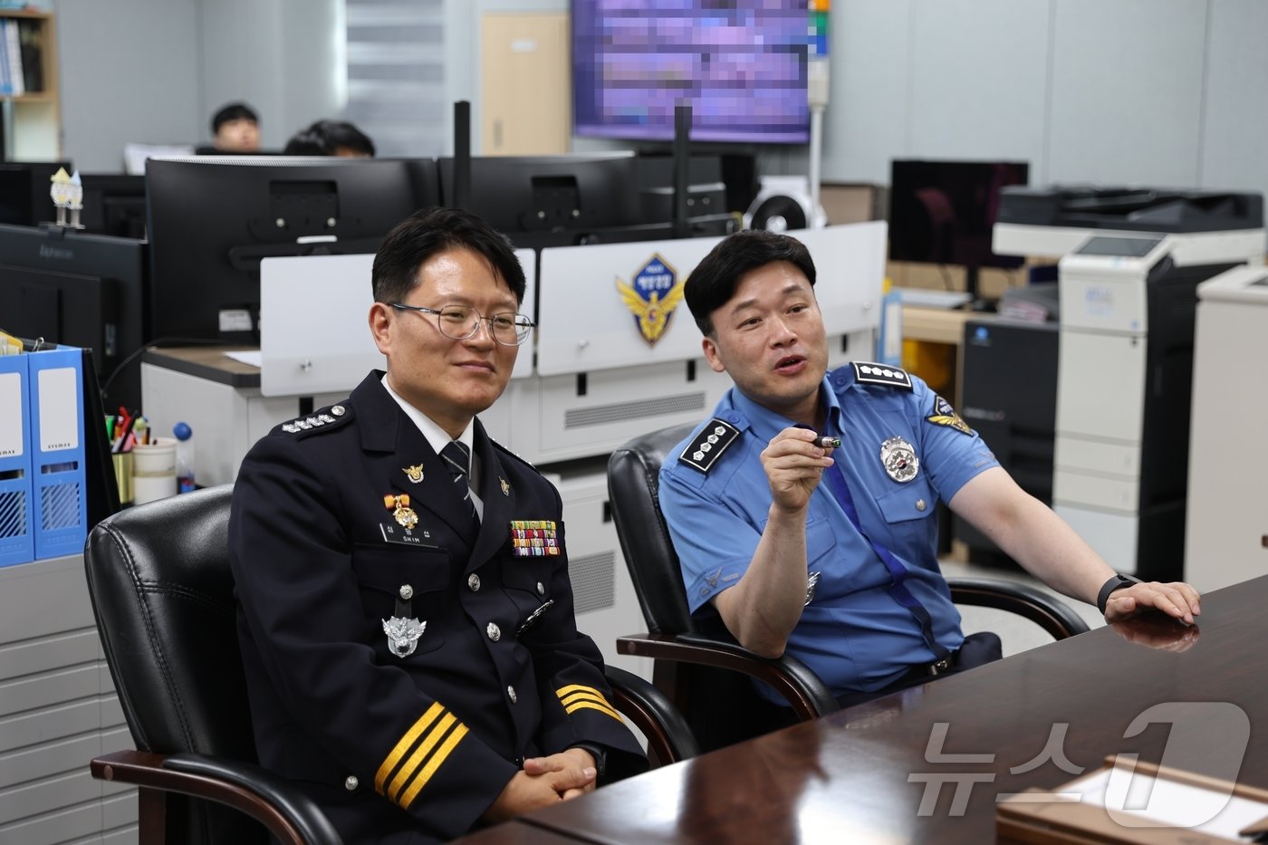 이우수 속초해경서장이 27일 경찰서를 방문한 심명섭 신임 속초경찰서장과 환담을 나누고 있다.&#40;속초해경 제공&#41; 2024.8.27/뉴스1