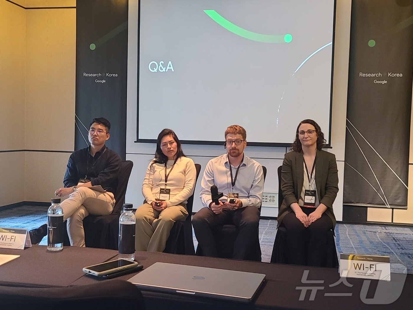 본문 이미지 - 왼쪽부터 앤드루 김 구글 리서치·기술 및 사회 부문 디렉터, 라이자 마틴 구글 리서치 프로덕트 매니저, 로리 필그림 구글 리서치 소프트웨어 엔지니어, 리지 도프만 구글 리서치 그룹프로덕트 매니저가 질의응답을 진행하고 있다. ⓒ News1 김민석 기자