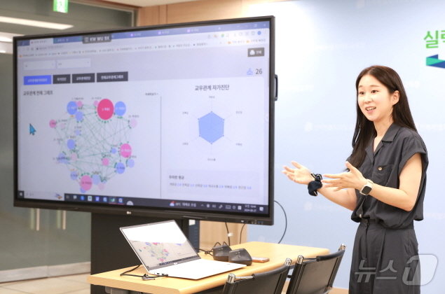 본문 이미지 - 초포초 허정수 교사가 27일 전북교육청 브리핑룸에서 현재 시범 운영되고 있는 AI디지털 교과서를 활용한 수업 시연하고 있다./뉴스1 임충식 기