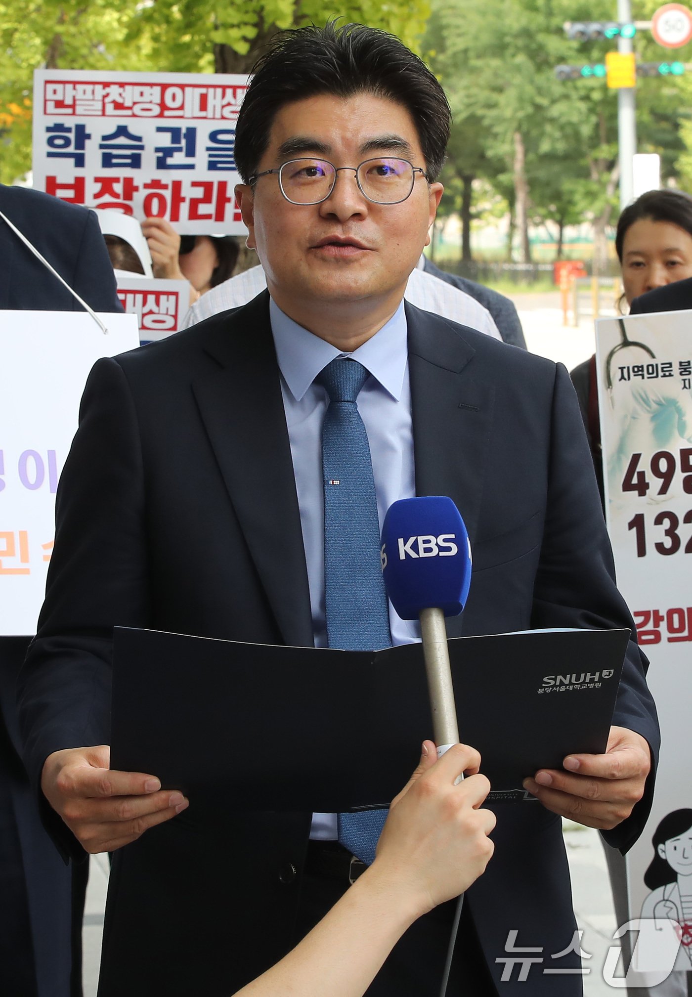 본문 이미지 - 방재승 전 서울대의대 비대위원장이 27일 오후 경기도 과천정부청사 공수처 앞에서 열린 의료대란 관련 보건복지부 조규홍 장관, 박민수 차관, 이주호 사회부총리 겸 교육부 장관 등의 강제수사를 촉구하는 기자회견에서 성명서를 발표하고 있다. . 2024.8.27/뉴스1 ⓒ News1 박세연 기자