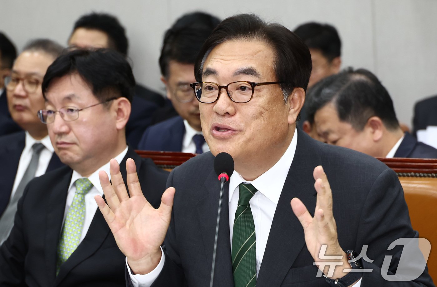 본문 이미지 - 정진석 대통령실 비서실장이 27일 오후 서울 여의도 국회에서 열린 운영위원회 전체회의에서 대통령실 관저 증축 의혹 관련 질의에 답변하고 있다. 2024.8.27/뉴스1 ⓒ News1 김민지 기자