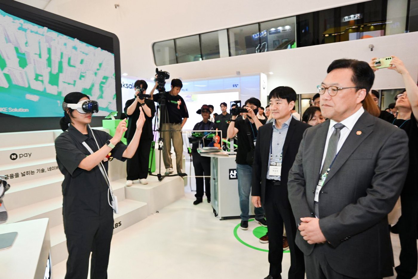 본문 이미지 - 김병환 금융위원장(오른쪽)과 박상진 네이버페이 대표(오른쪽에서 두번째)가 27일 오전 서울 동대문디자인플라자(DDP)에서 열린 ‘코리아 핀테크 위크 2024’의 네이버페이 부스에서 ‘부동산 VR 투어’ 시연을 참관하고 있다. (네이버페이 제공)