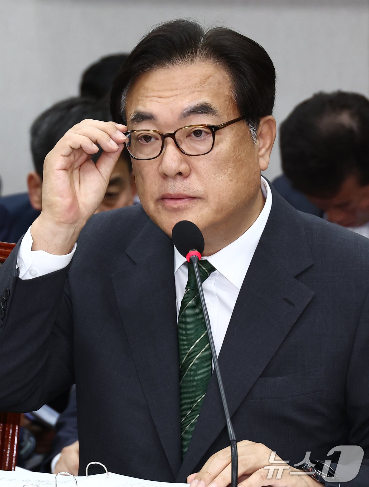 본문 이미지 - 정진석 대통령실 비서실장이 27일 오후 서울 여의도 국회에서 열린 운영위원회 전체회의에서 안경을 고쳐쓰고 있다. 2024.8.27/뉴스1 ⓒ News1 김민지 기자