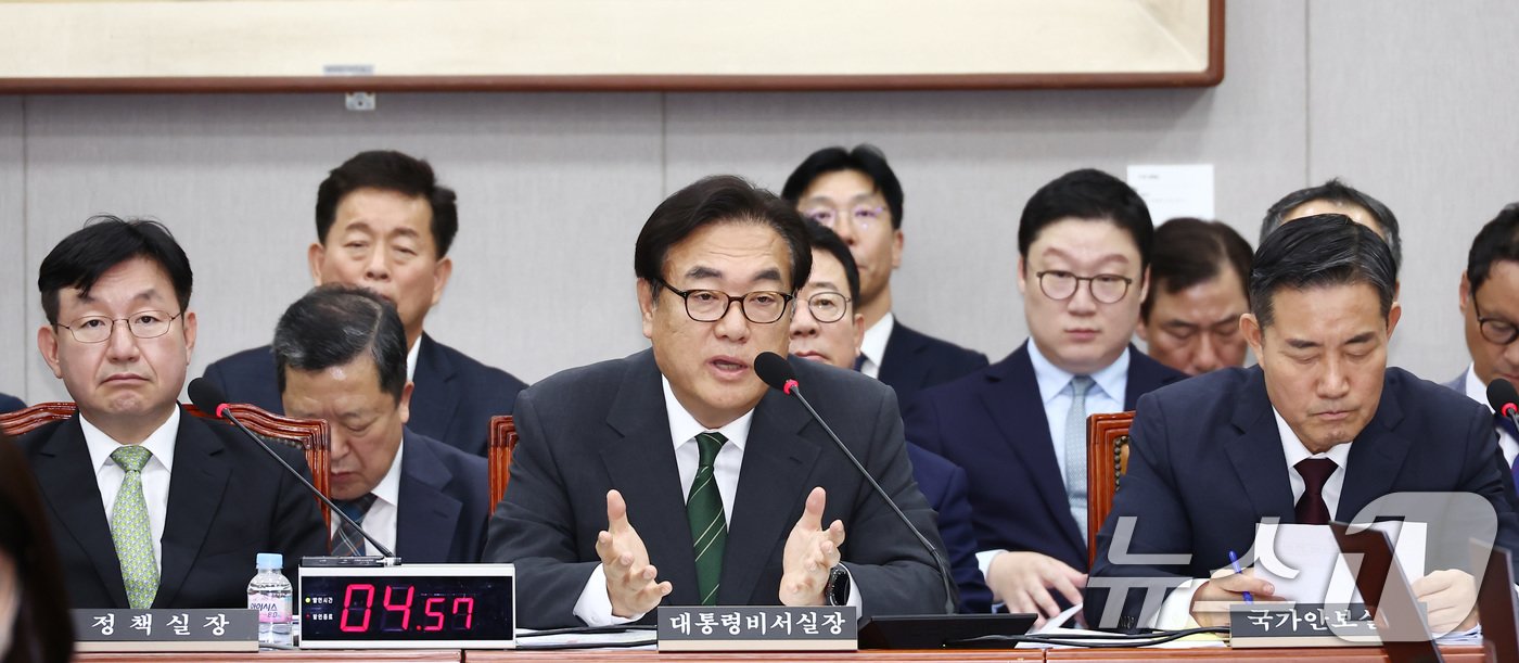 본문 이미지 - 정진석 대통령실 비서실장이 27일 오후 서울 여의도 국회에서 열린 운영위원회 전체회의에서 의원 질의에 답변하고 있다. 왼쪽부터 성태윤 대통령실 정책실장, 정 비서실장, 신원식 국가안보실장. 2024.8.27/뉴스1 ⓒ News1 김민지 기자