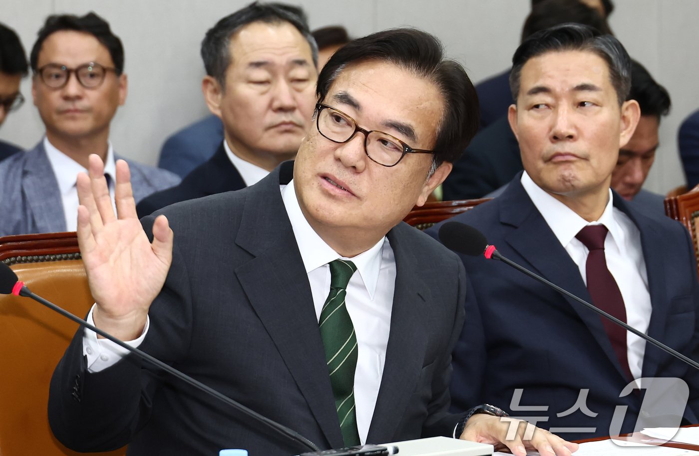 본문 이미지 - 정진석 대통령실 비서실장이 27일 오후 서울 여의도 국회에서 열린 운영위원회 전체회의에서 윤재순 대통령실 총무비서관의 대통령실 관저 증축 의혹 관련 답변을 듣던 도중 발언하고 있다. 오른쪽은 신원식 국가안보실장. 2024.8.27/뉴스1 ⓒ News1 김민지 기자