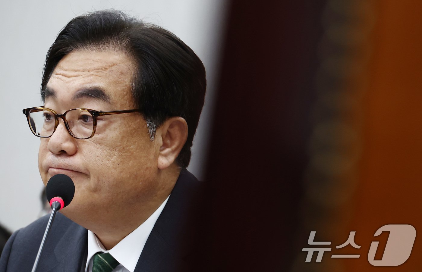 본문 이미지 - 정진석 대통령실 비서실장이 27일 오후 서울 여의도 국회에서 열린 운영위원회 전체회의에서 답변 도중 생각에 잠겨 있다. 2024.8.27/뉴스1 ⓒ News1 김민지 기자