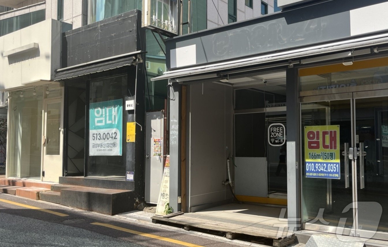 본문 이미지 - 부산 동래구 부산대 인근 상가 빈 점포에 임대 안매문이 걸려 있다. / 뉴스1 ⓒ News1 장광일