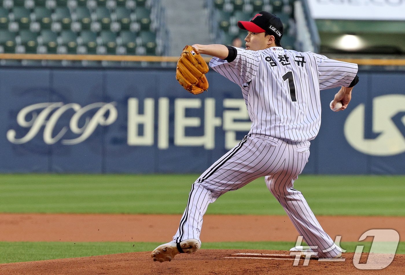 27일 오후 서울 송파구 잠실야구장에서 열린 &#39;2024 신한 SOL 뱅크 KBO리그&#39; KT위즈와 LG 트윈스의 경기 1회초 LG 선발 임찬규가 역투하고 있다. 2024.8.27/뉴스1 ⓒ News1 장수영 기자