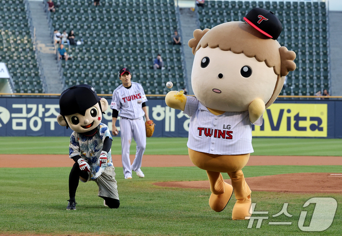 (서울=뉴스1) 장수영 기자 = 27일 오후 서울 송파구 잠실야구장에서 열린 '2024 신한 SOL 뱅크 KBO리그' KT위즈와 LG 트윈스의 경기에 앞서 웹툰 '마루는 강쥐' 주 …