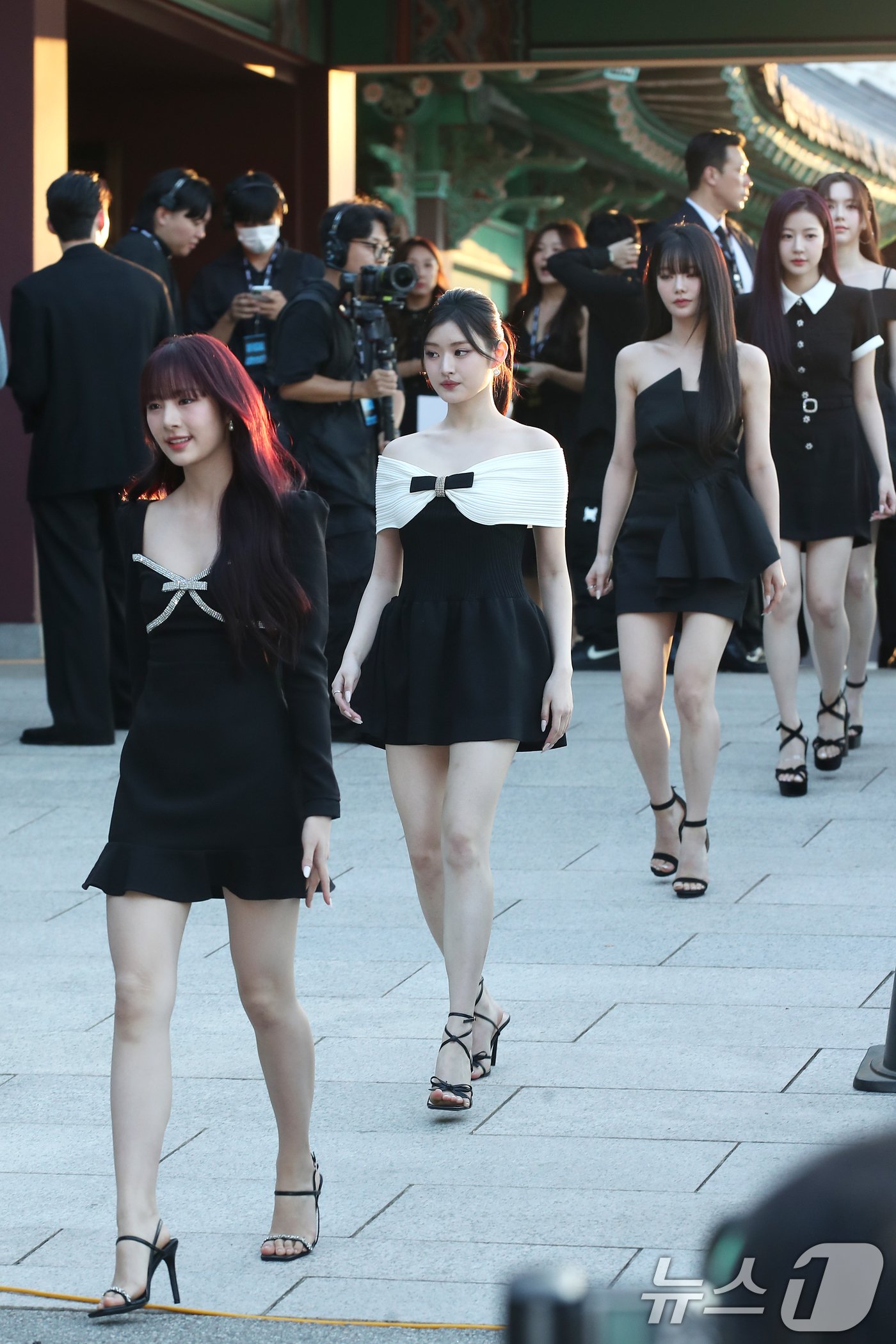 본문 이미지 - 피프티피프티가 27일 서울 중구 신라호텔 영빈관에서 열린 ‘빌보드 케이 파워 100(Billboard K POWER 100)’ 행사에 참석하고 있다. ⓒ News1 권현진 기자