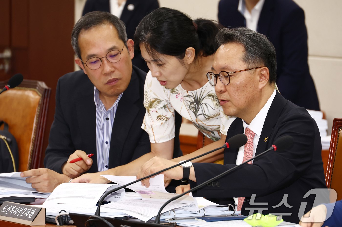 본문 이미지 - 박민수 보건복지부 2차관이 27일 오후 서울 여의도 국회에서 열린 간호법 관련 법안심사제1소위원회에서 자료를 살피고 있다. 2024.8.27/뉴스1 ⓒ News1 김민지 기자