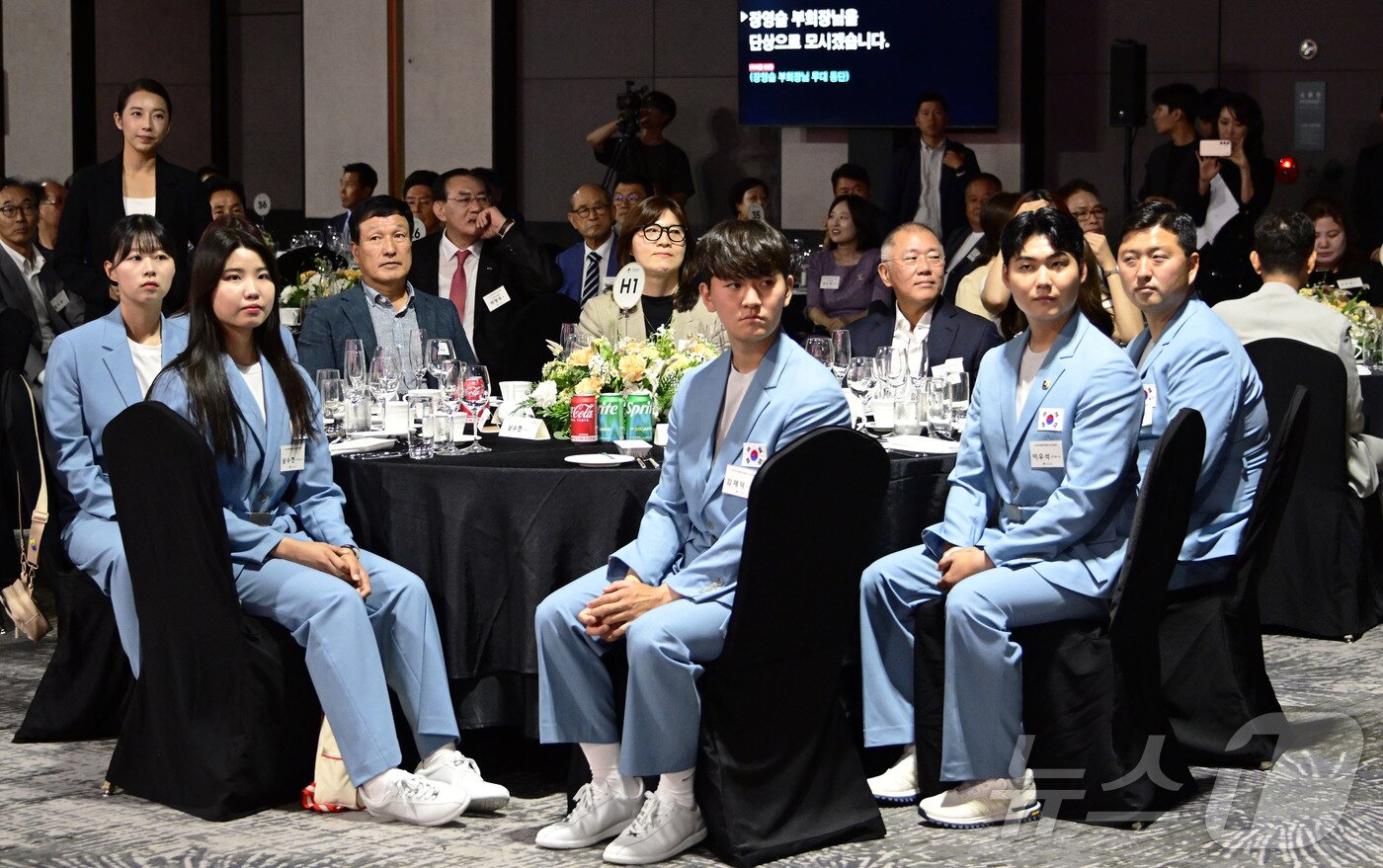 본문 이미지 - 현대차그룹·대한양궁협회가 27일 서울 광진구 &#39;그랜드 워커힐 서울&#39;에서 2024 파리올림픽 양궁대표 선수단 환영 만찬을 개최했다. 사진은 만찬에 참석한 정의선 회장과 양궁 국가대표 선수단. 사진 앞줄 왼쪽부터 시계방향으로 남수현 선수, 임시현 선수, 장영술 대한양궁협회 부회장, 장미란 문체부 차관, 정의선 회장, 김우진 선수, 이우석 선수, 김제덕 선수.&#40;현대차그룹 제공&#41;ⓒ News1 이동희 기자