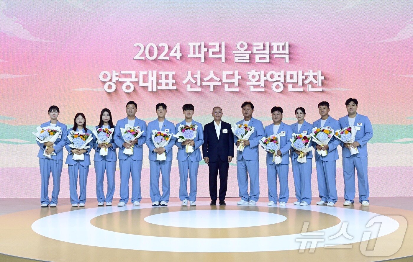 본문 이미지 - 현대차그룹·대한양궁협회가 27일 서울 광진구 &#39;그랜드 워커힐 서울&#39;에서 2024 파리올림픽 양궁대표 선수단 환영 만찬을 개최했다. 사진은 기념 촬영 중인 정의선 회장과 양궁 국가대표 선수단. 왼쪽부터 임시현, 전훈영, 남수현, 김우진, 이우석, 김제덕 선수, 정의선 회장, 홍승진 총감독, 양창훈 감독, 김문정 코치, 박성수 감독, 임동현 코치.&#40;현대차그룹 제공&#41;ⓒ News1 이동희 기자