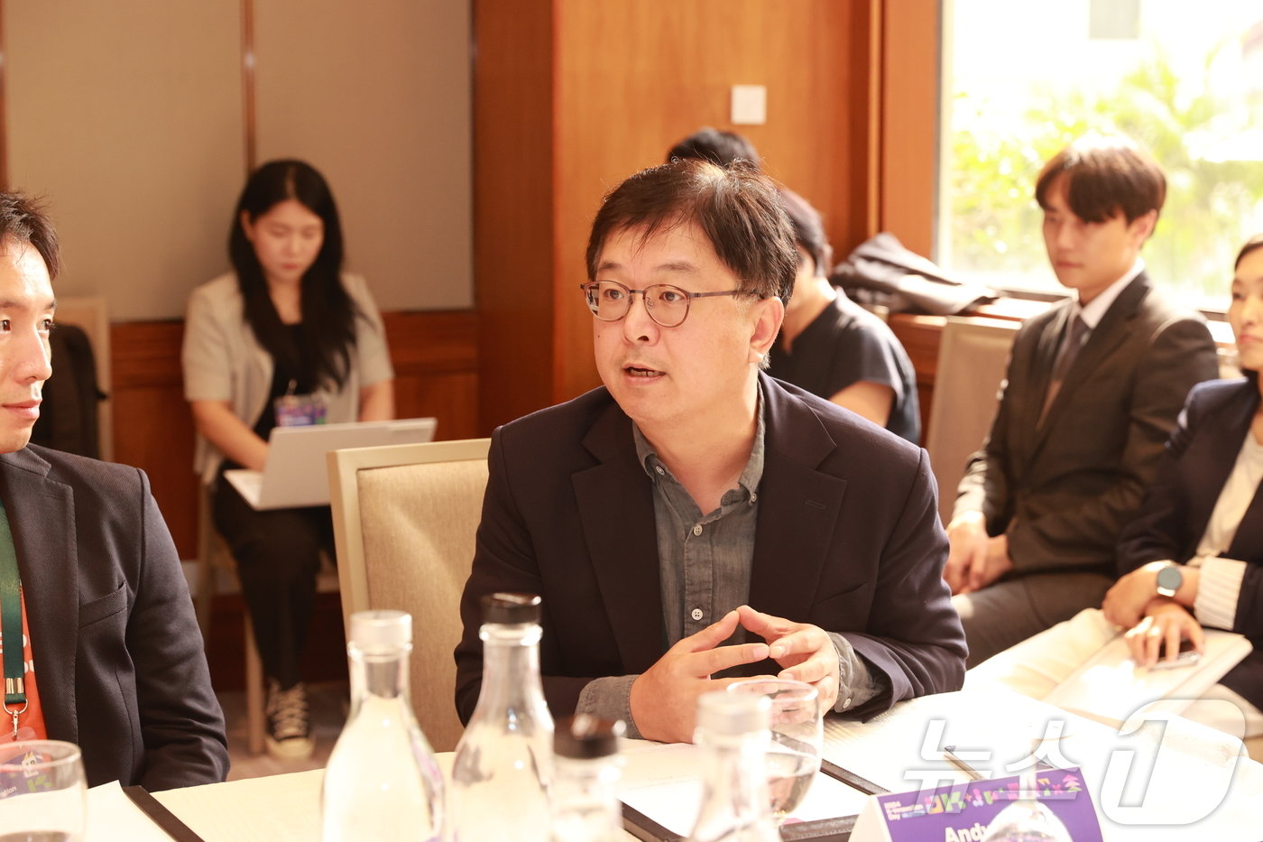 본문 이미지 - 27일 싱가포르 진출기업들은 싱가포르 콘래드 오차드 호텔에서 열린 K-Innovation Day 행사 일환으로 열린 '재외공관 간담회에 참석했다. 사진은 송교석 메디픽셀 대표. (중소벤처기업부 제공)