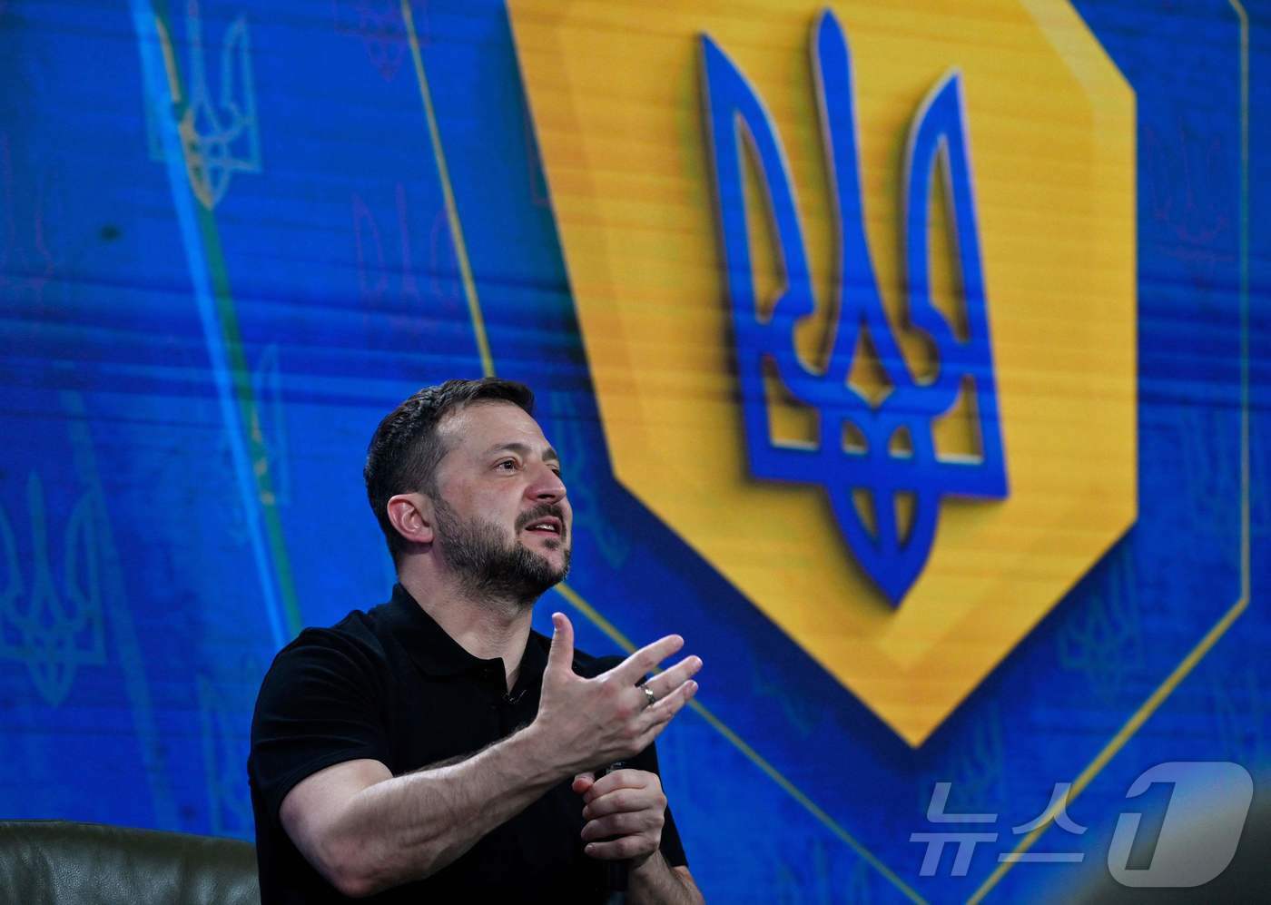 본문 이미지 - 볼로디미르 젤렌스키 우크라이나 대통령이 27일 키이우에서 합동 기자회견을 하고 있다. 젤렌스키 대통령은 이날 러시아와의 전쟁을 끝내는 방안(종전안)을 조 바이든 미국 대통령과 각당 대선후보에게 제시할 예정이라고 말했다. 2024.08.27 ⓒ AFP=뉴스1 ⓒ News1 윤석민 대기자