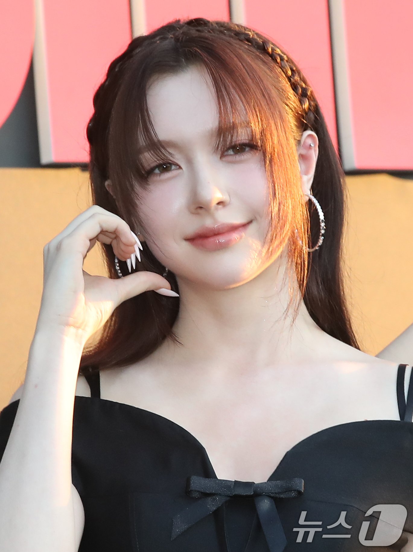 본문 이미지 - 피프티피프티 문샤넬이 27일 서울 중구 신라호텔 영빈관에서 열린 ‘빌보드 케이 파워 100(Billboard K POWER 100)’ 행사에서 볼 하트로 인사를 전하고 있다. ⓒ News1 권현진 기자