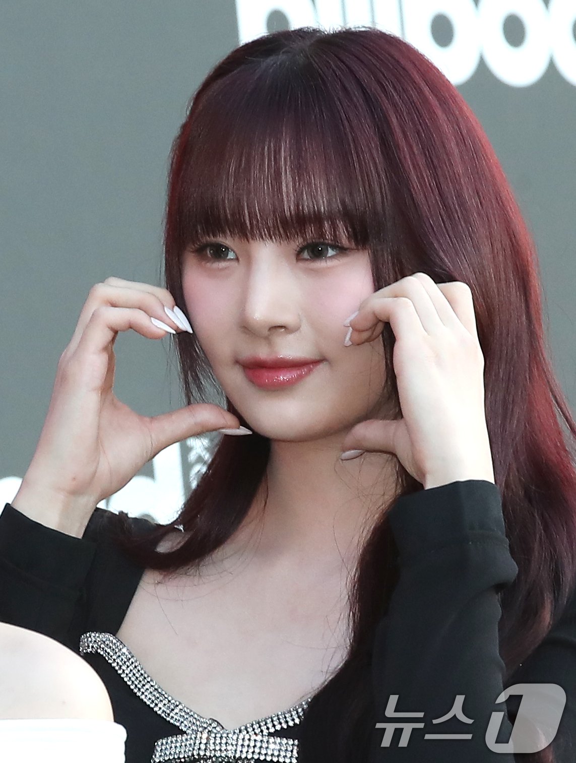 본문 이미지 - 피프티피프티 하나가 27일 서울 중구 신라호텔 영빈관에서 열린 ‘빌보드 케이 파워 100(Billboard K POWER 100)’ 행사에서 사랑스러운 양볼 하트를 그리고 있다. ⓒ News1 권현진 기자