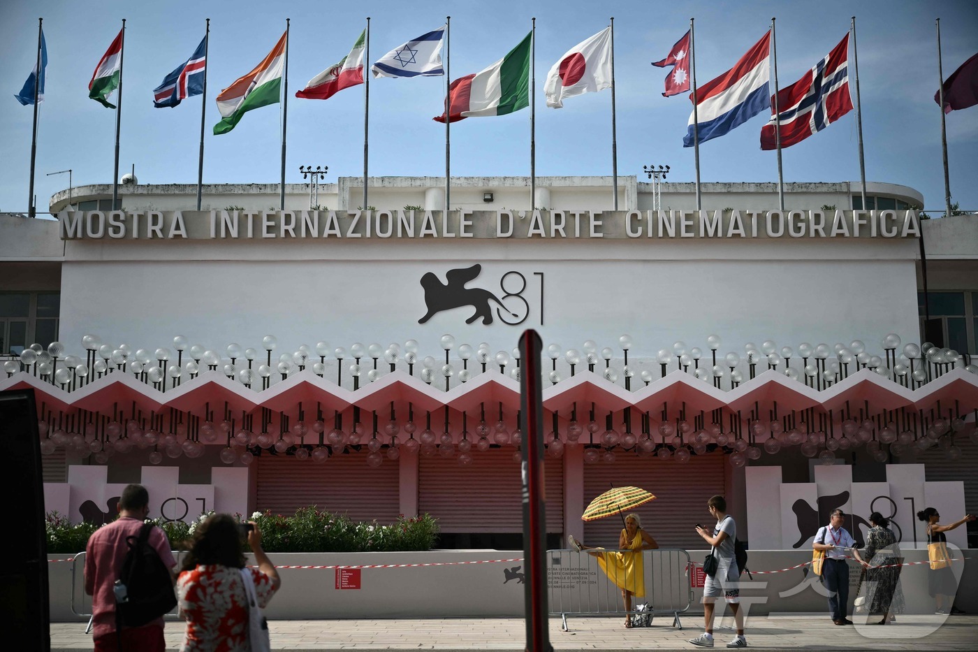 (베니스 AFP=뉴스1) 정지윤기자 = 제 81회 베니스(베네치아) 국제영화제가 28일 이탈리아 베니스 리도섬 팔라초 델 시네마 베네치아에서 개막한다. 올해 영화제에는 '아파트' …