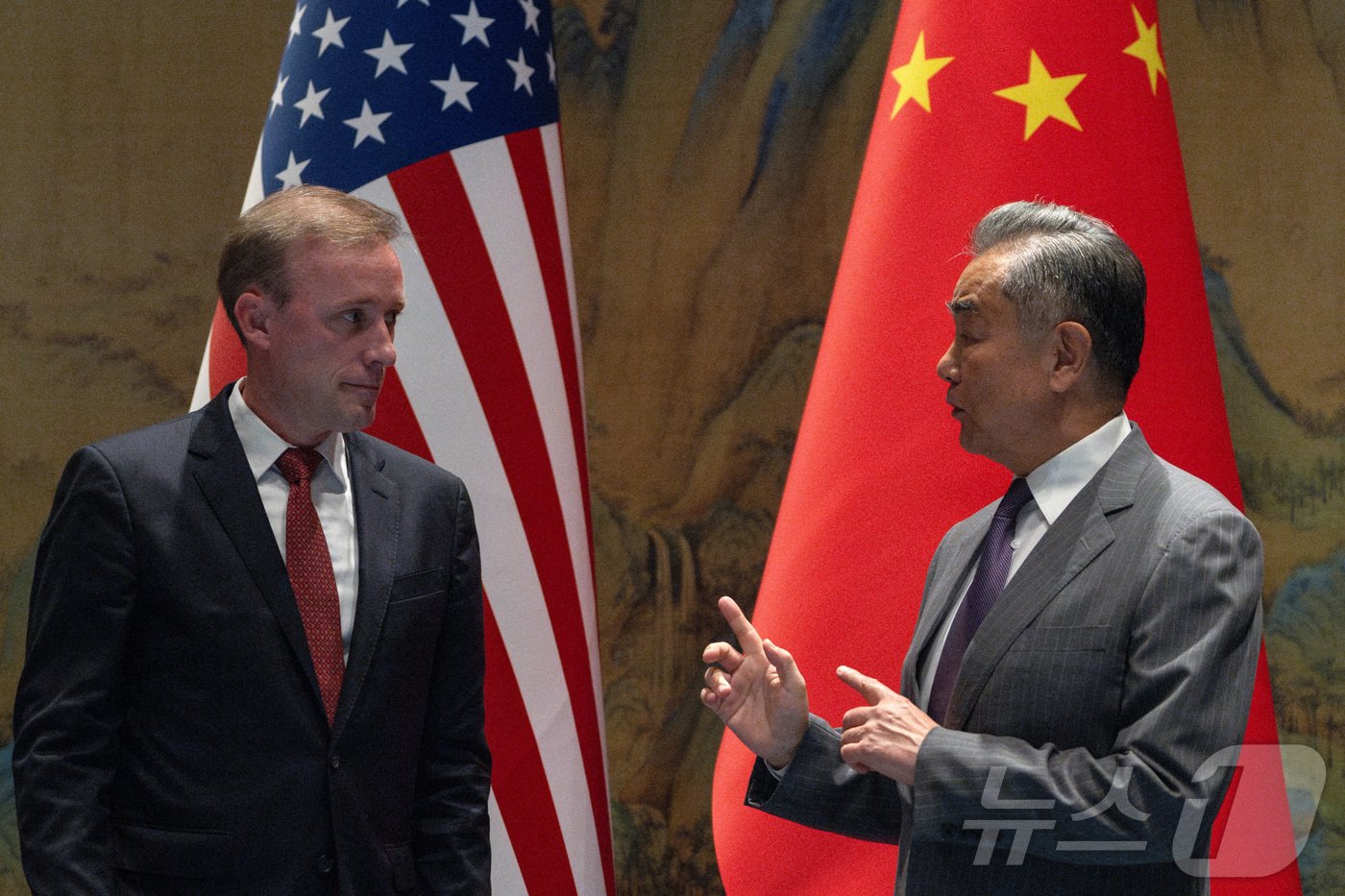 본문 이미지 - 제이크 설리번 백악관 국가안보보좌관이 27일 (현지시간) 베이징 근교 휴양지인 옌치후에서 왕이 중국 외교부장과 회담에 앞서 대화를 하고 있다. 2024.08.28 ⓒ 로이터=뉴스1 ⓒ News1 우동명 기자