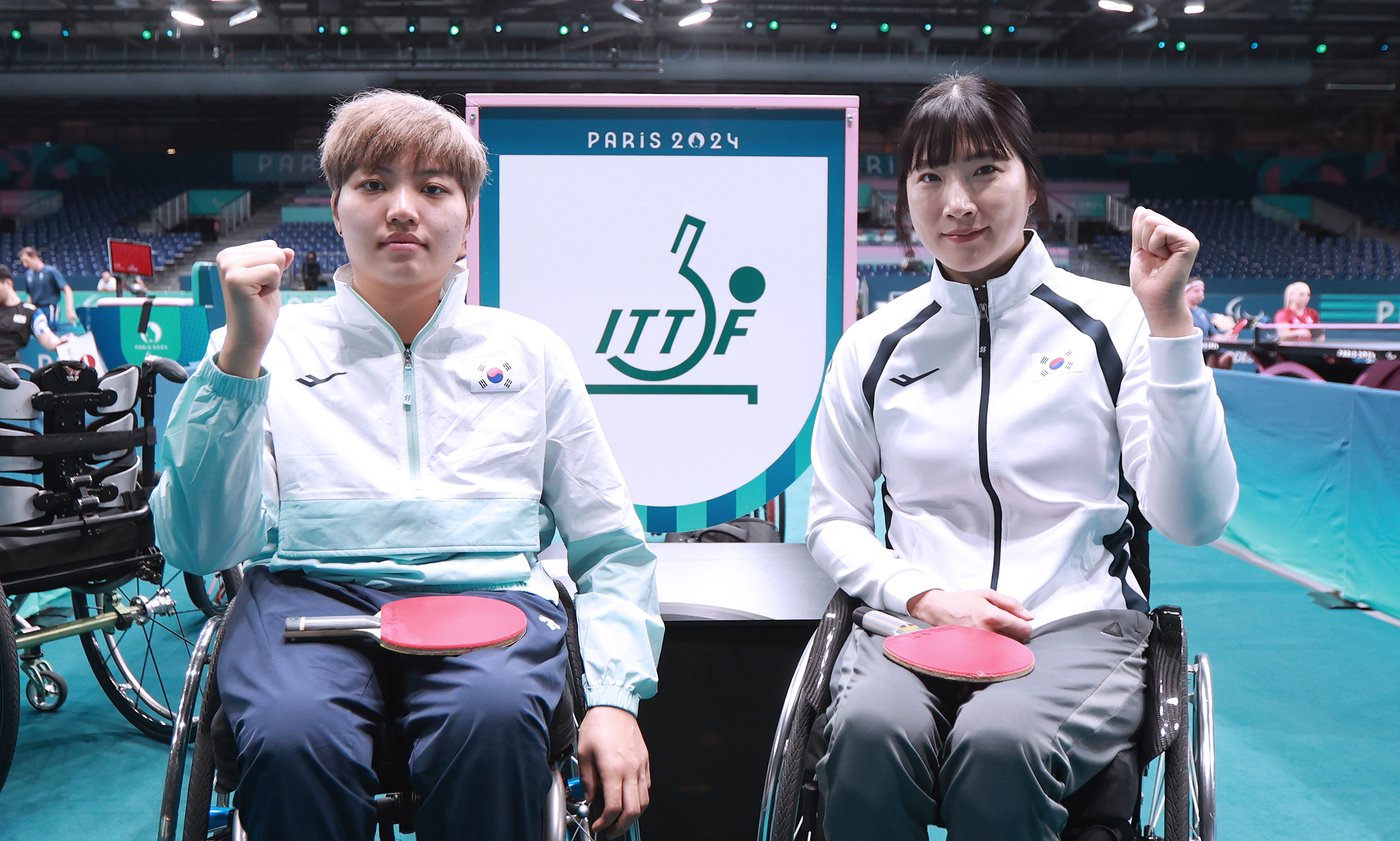 본문 이미지 - 2024 파리 패럴림픽 탁구 종목의 서수연(오른쪽)과 윤지유.(대한장애인체육회 제공)