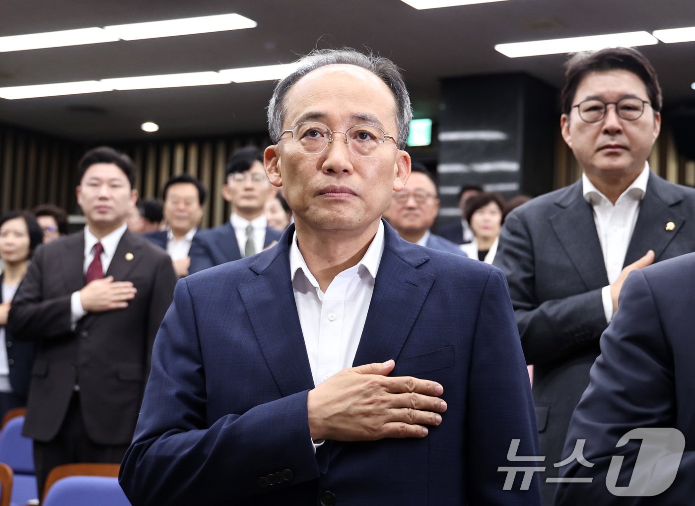 추경호 국민의힘 원내대표가 28일 오전 서울 여의도 국회에서 열린 의원총회에서 국민의례를 하고 있다. 2024.8.28/뉴스1 ⓒ News1 구윤성 기자