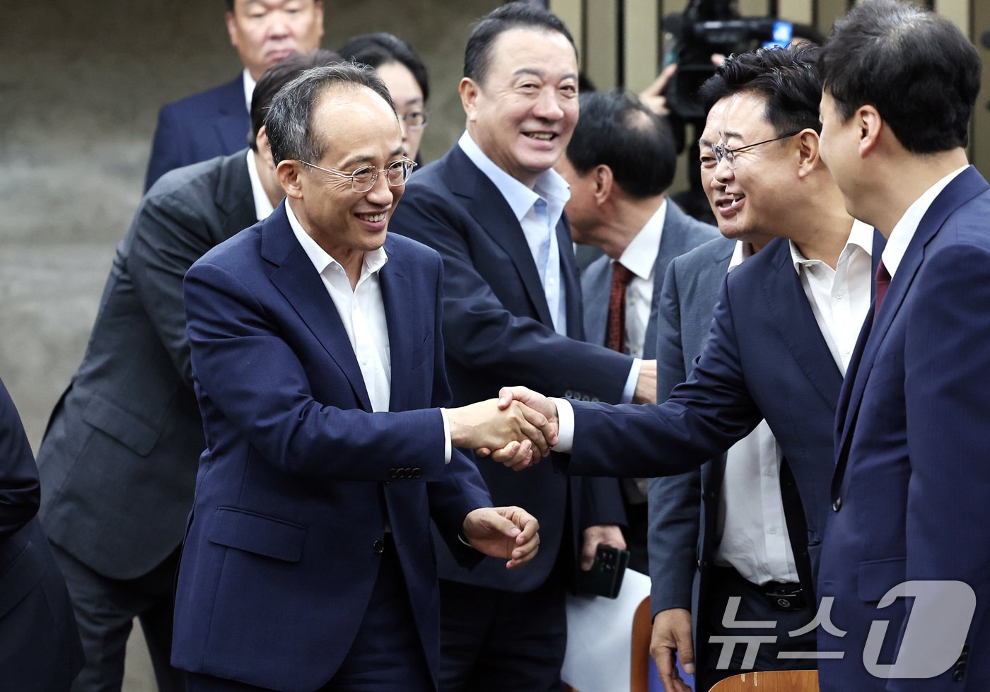 본문 이미지 - 코로나19 확진 판정을 받고 격리를 마친 추경호 국민의힘 원내대표가 28일 오전 서울 여의도 국회에서 동료 의원들과 인사 나누며 의원총회에 참석하고 있다. 2024.8.28/뉴스1 ⓒ News1 구윤성 기자